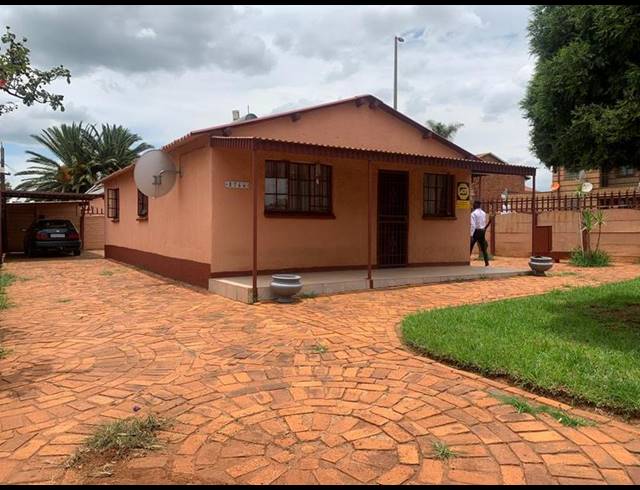 2 BEDROOM HOUSE FOR SALE IN LENASIA SOUTH EXT 1